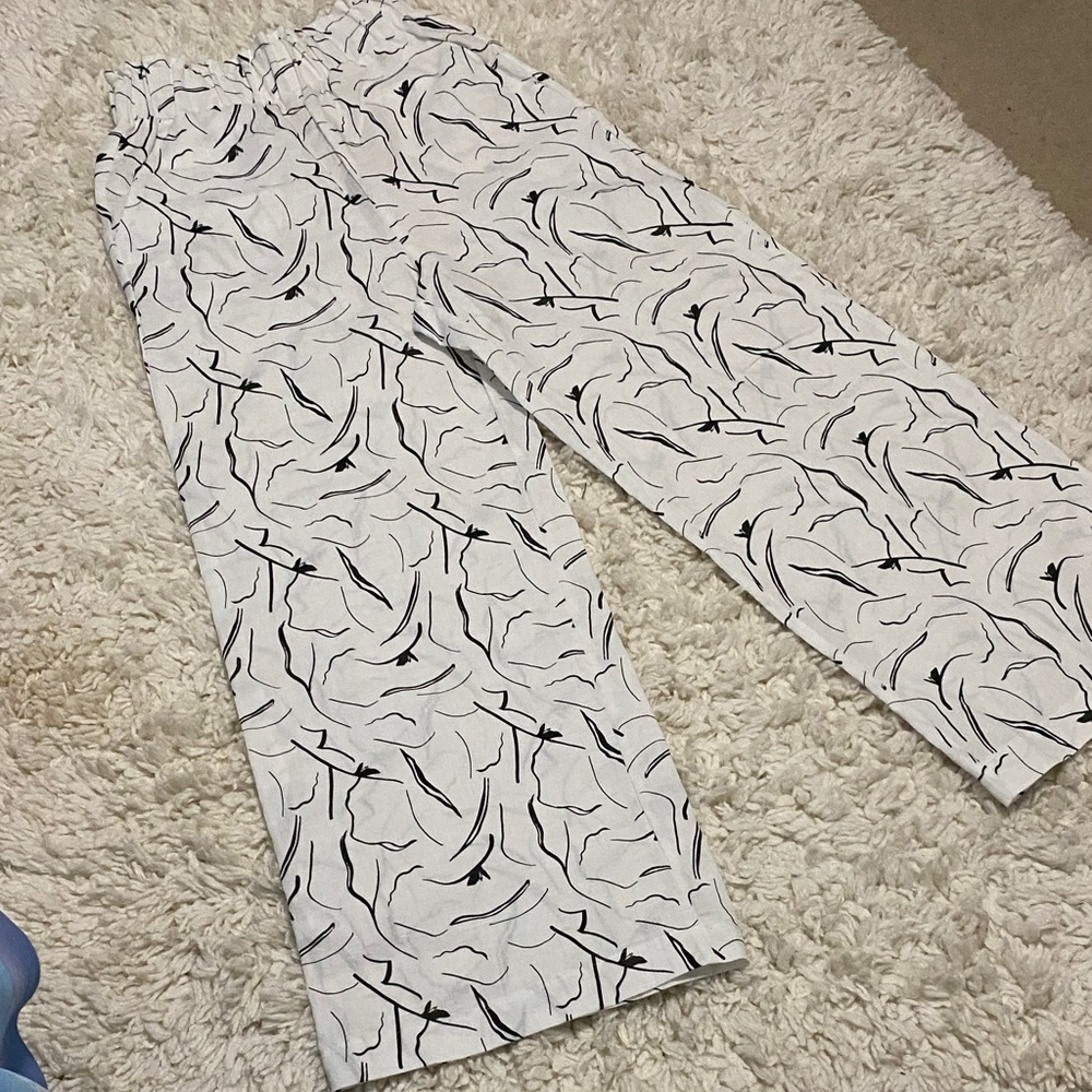 Little lies size small womens Abstract Black and White flare bottom Pants NWOT - Picture 5 of 16